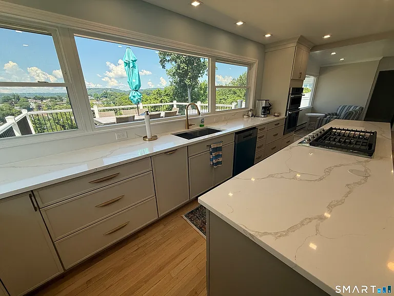 16 Candlewood Acres Rd — Photo 3