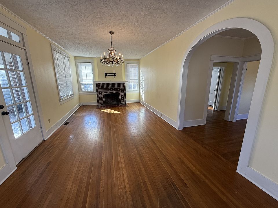 Livingroom with Accent Fireplace - It's just for looks at the moment