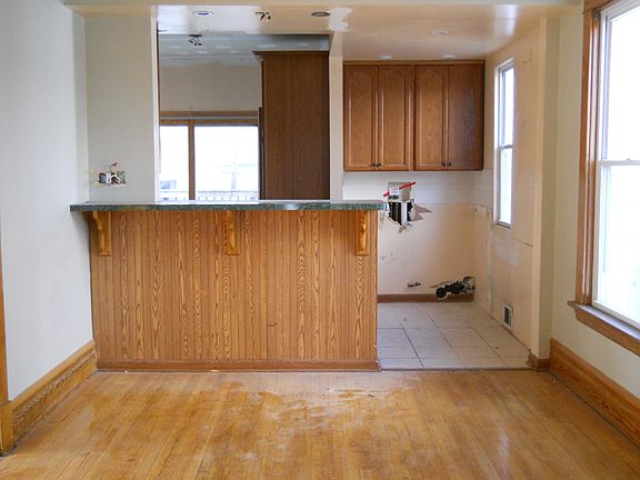 3rd image of 404 N 1st Ave