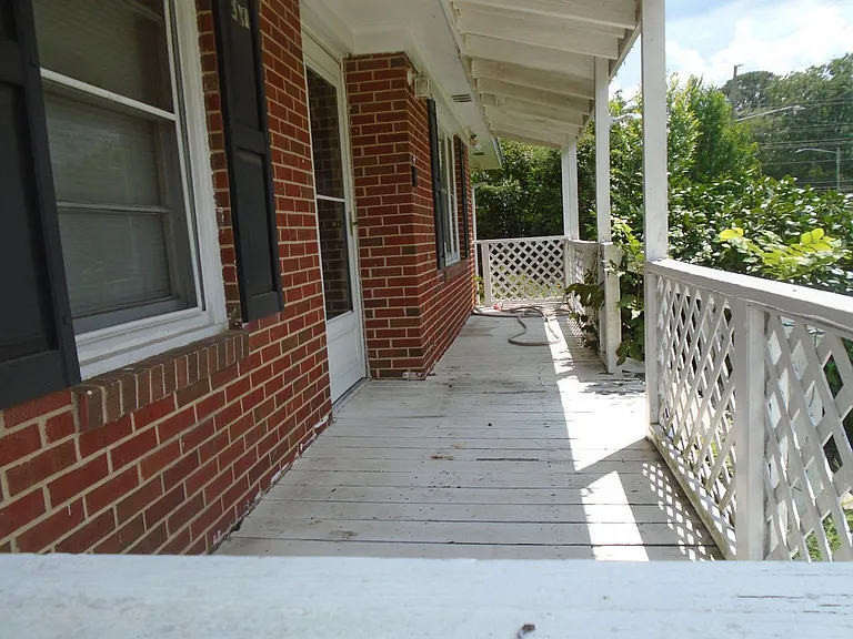 1115 Poplar Dr — Photo 2