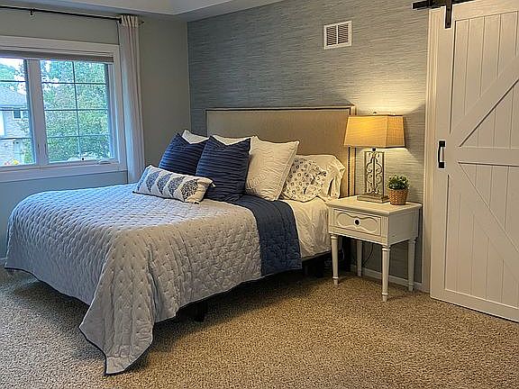 3rd image of 17315 Queen Elizabeth Ln