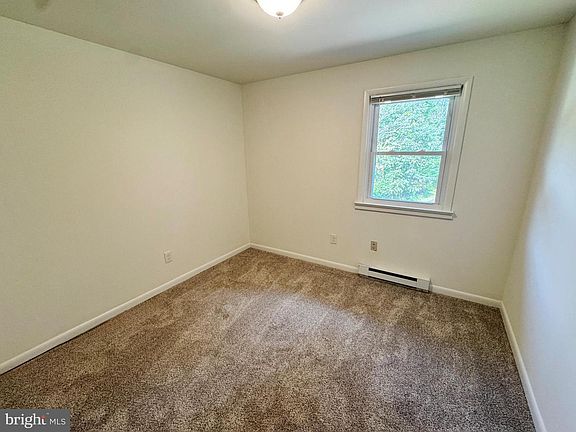 4th image of 154 Niantic Rd