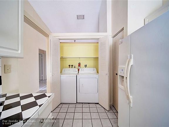 5th image of 840 SW 12th Pl #W