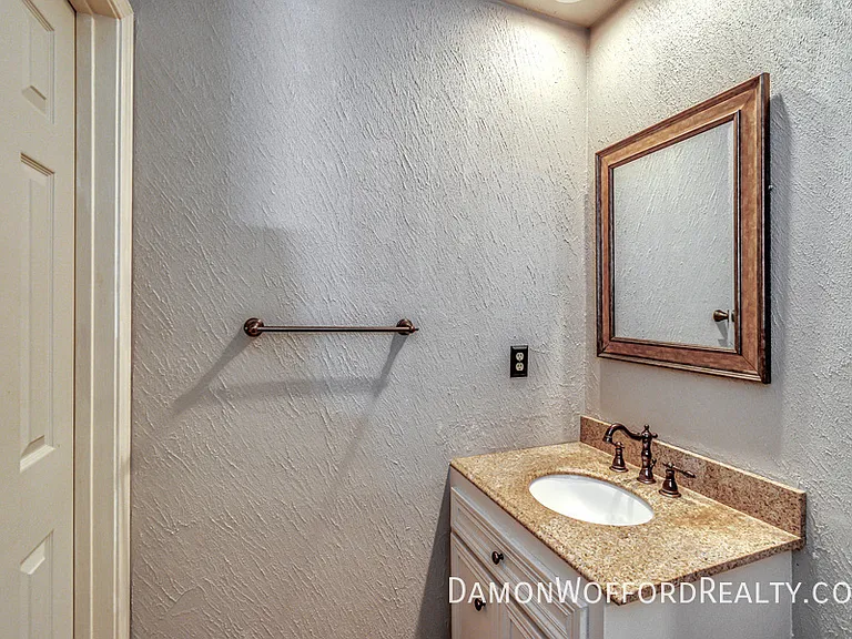 1435 Roxbury Ct — Photo 29