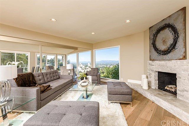 1st image of 3943 Glenridge Dr