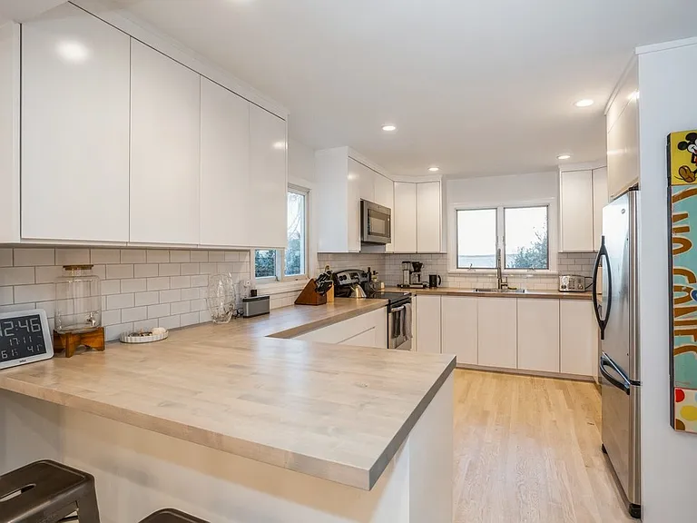 223 Kings Point Rd — Photo 23
