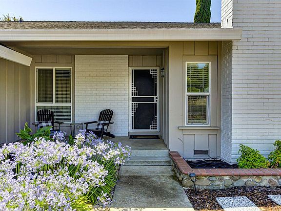 4th image of 2738 King Edward Dr