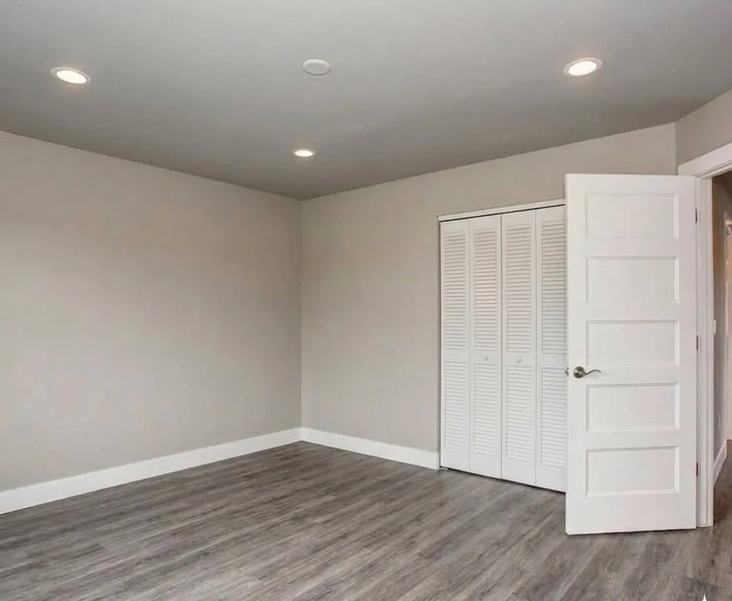 940 N Hamlin Ave — Photo 1