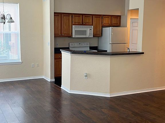 5th image of 6071 Westgate Dr Unit 1-318