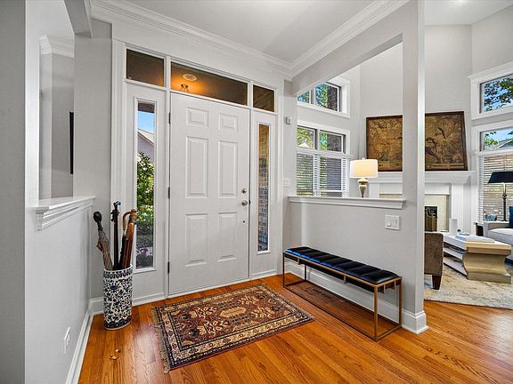 5th image of 1010 Crestwood Cir
