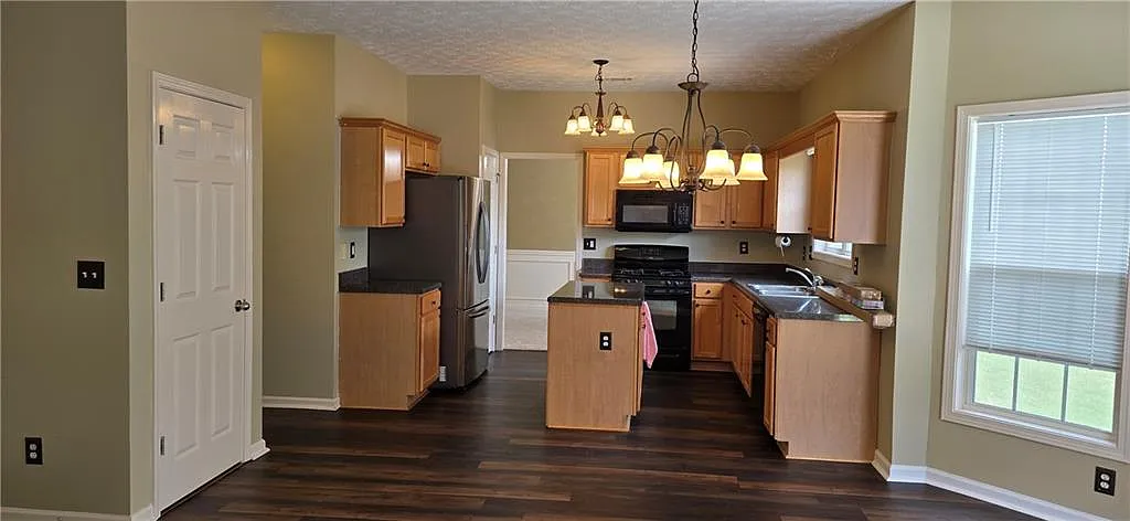 4 bed, 2.5 bath, 2310 sqft, $2,600 — Photo 4