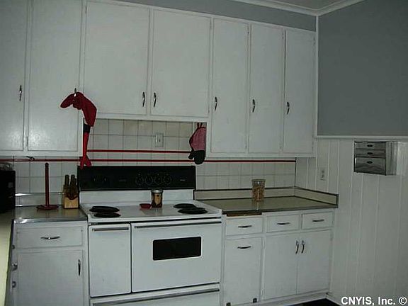 4th image of 205 Tompkins St