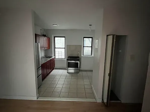 21-16 35th St APT 3A, Astoria, NY 11105
