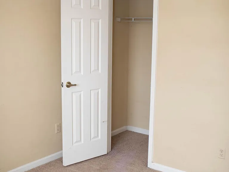 7175 Glendyne Dr N — Photo 28