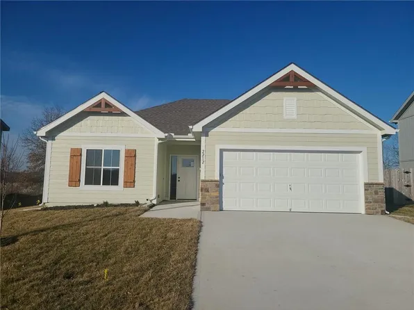 2212 Pemberton Dr, Harrisonville, MO 64701