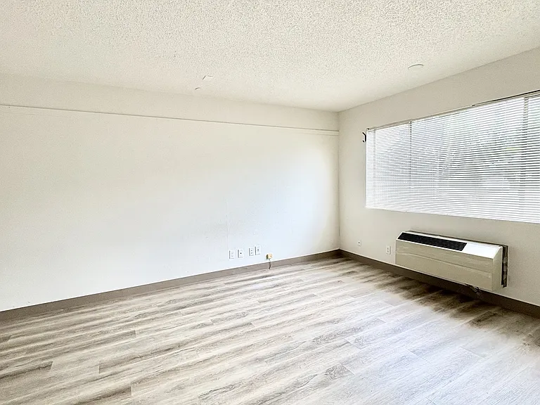 9853-9857 Silverdale Way NW — Photo 10
