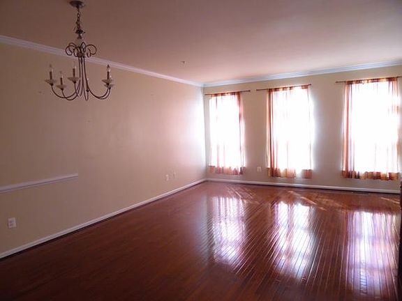 2nd image of 842 Oriole Ave