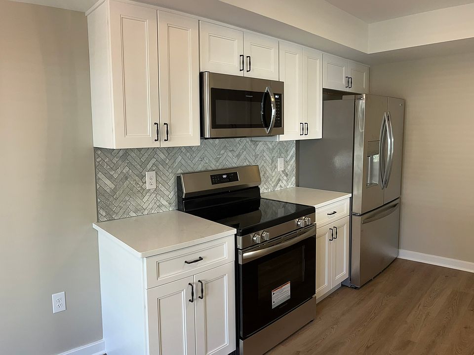 Stainless appliances. Water and ice dispenser. Garbage disposal.