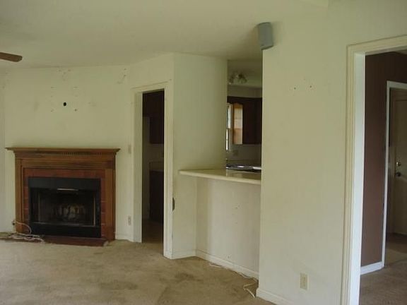 3rd image of 401 Manorstone Ln