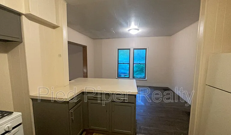1015 S Columbia Ave — Photo 7