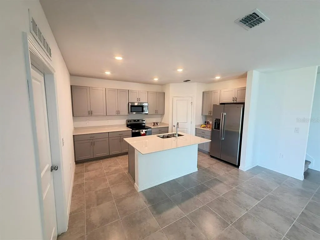 5 bed, 3.5 bath, 2471 sqft, $2,800 — Photo 4