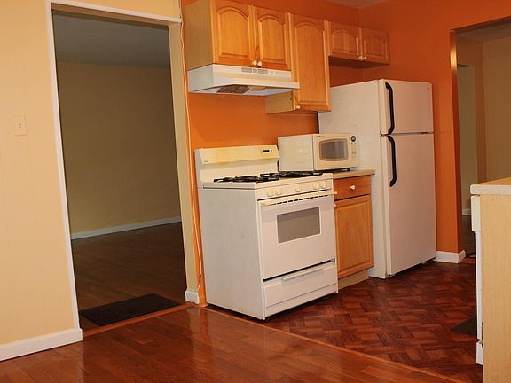 Kitchen and breakfast area