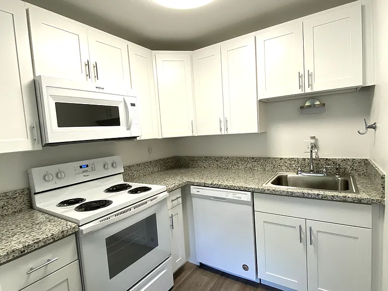 844 Phoenix St NE — Photo 5