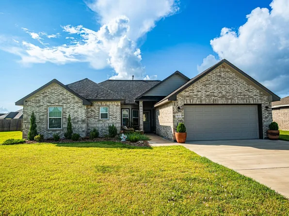 513 Yorktown Ave, Clute, TX 77531