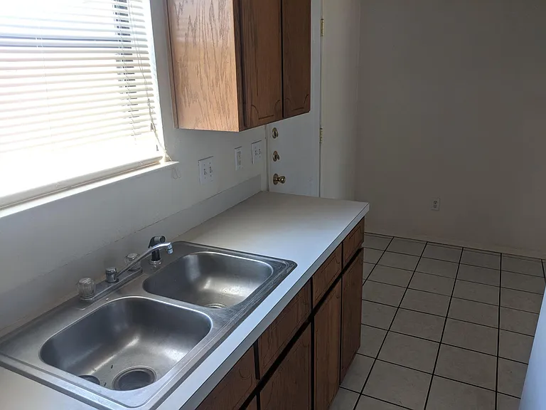 1110 Leslie Cir — Photo 9