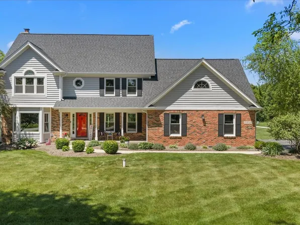 39W016 W Hilltop Dr, St Charles, IL 60175