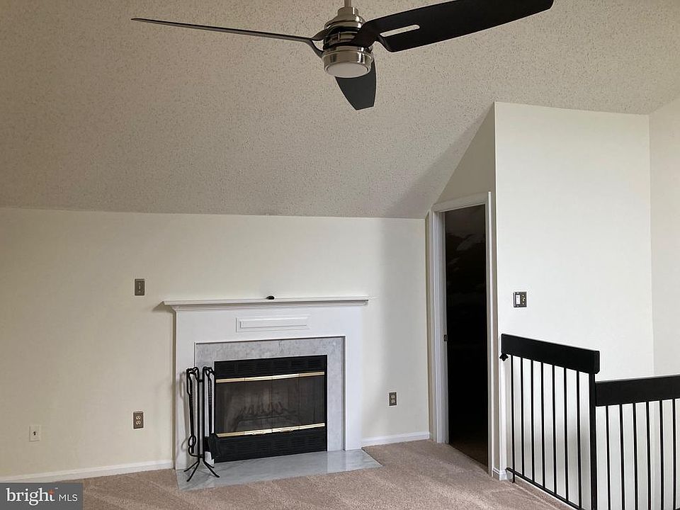 Spacious upstairs Loft with cozy Fireplace