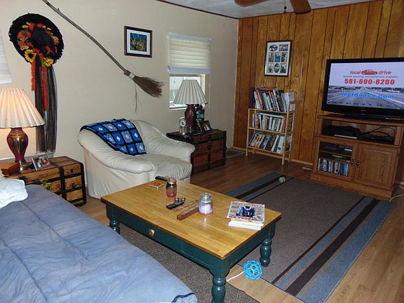 4th image of 966 Laurel Cir