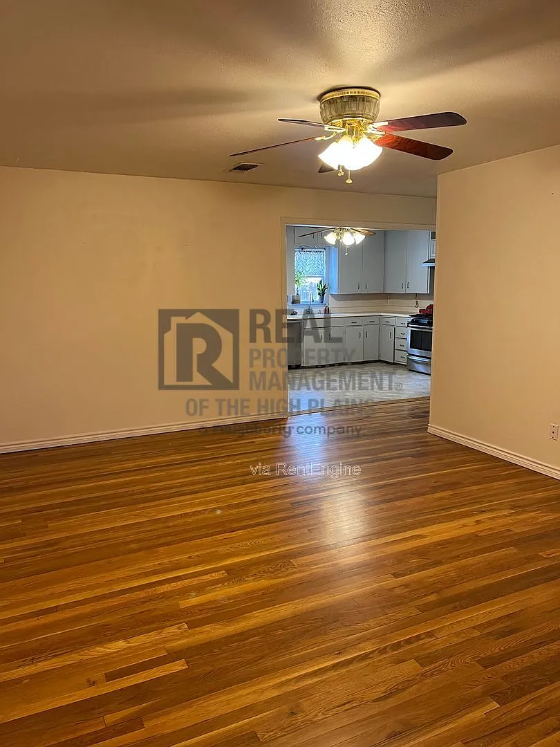 4 bed, 2.5 bath, 2914 sqft, $2,300 — Photo 3