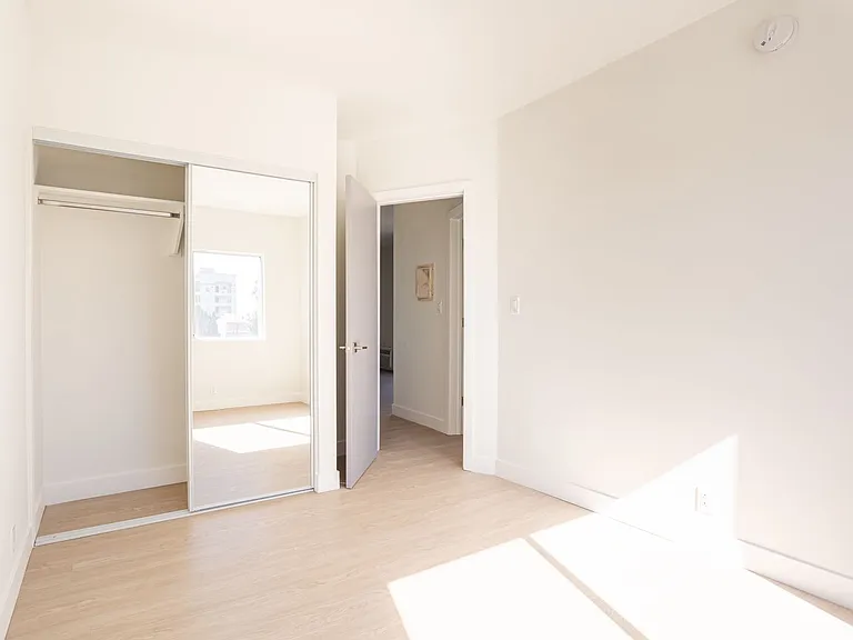 1811 Tamarind Apartments — Photo 39
