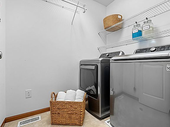 5th image of 15086 Farnham Ave N