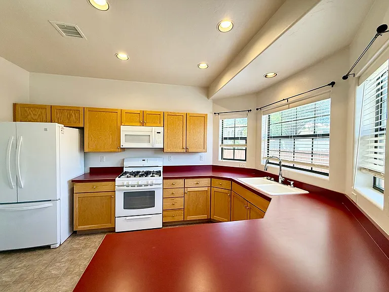 1210 Gardenia Ln — Photo 7