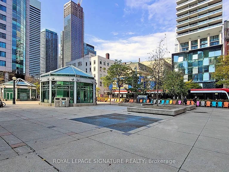224 King St W #1406 — Photo 17