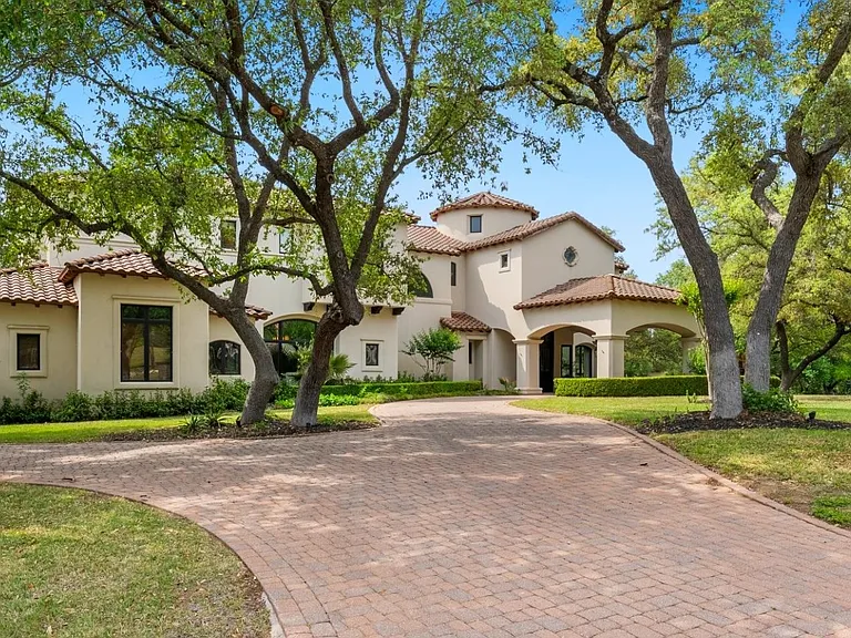201 Costa Bella Dr — Photo 1