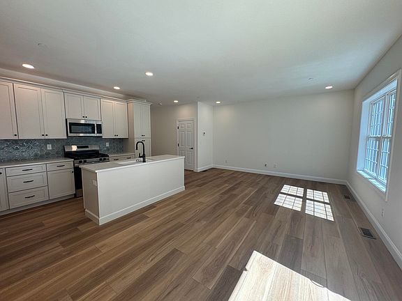 3rd image of 5A Dearborn Circle