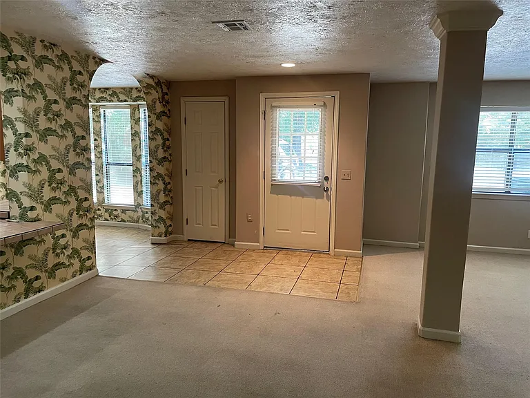 302 Somerset Rd — Photo 3