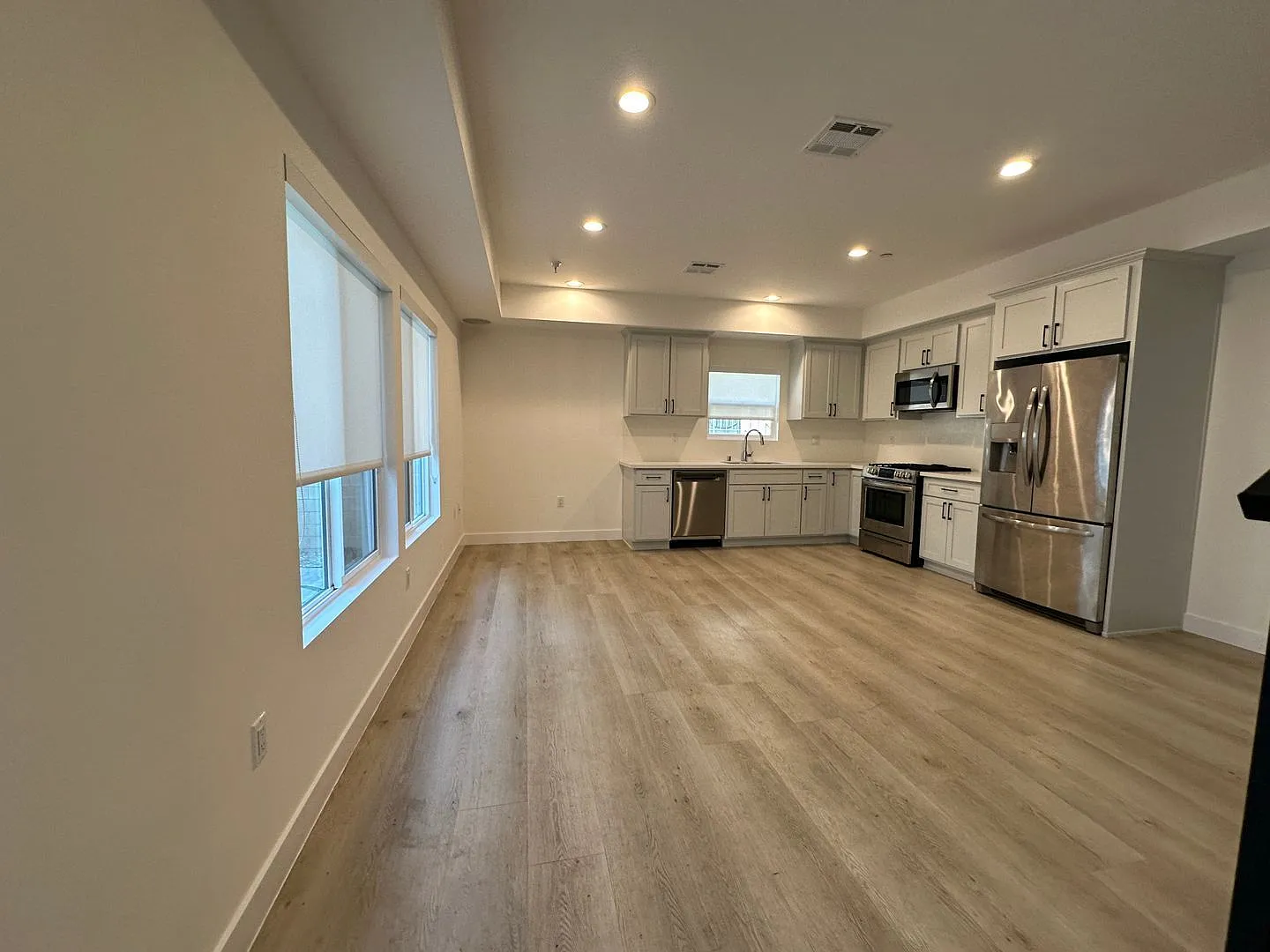 3 bed, 3.0 bath, 1276 sqft, $3,495 — Photo 4