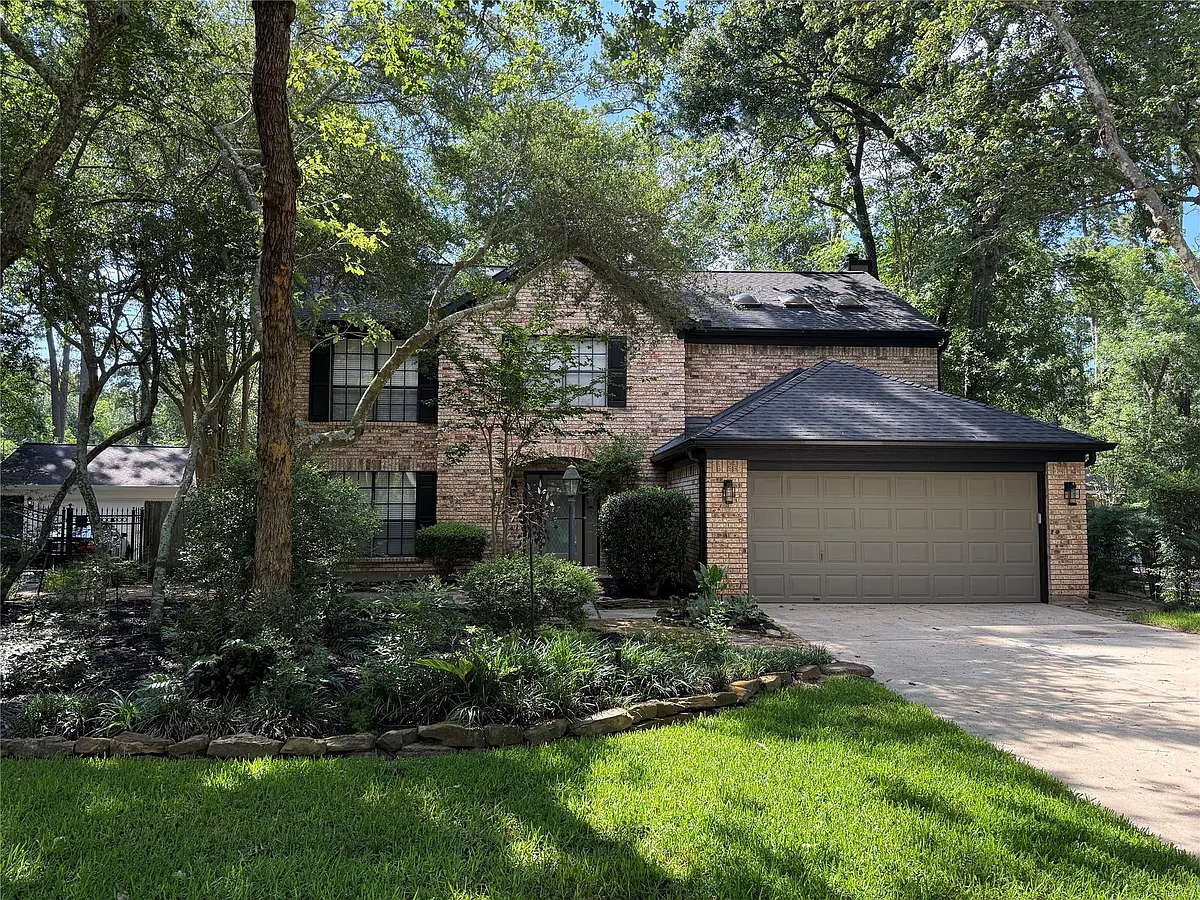 Photo 1 of 38 - 39 Eagle Rock Pl - The Woodlands, TX Primary Photo - 39 Eagle Rock Pl