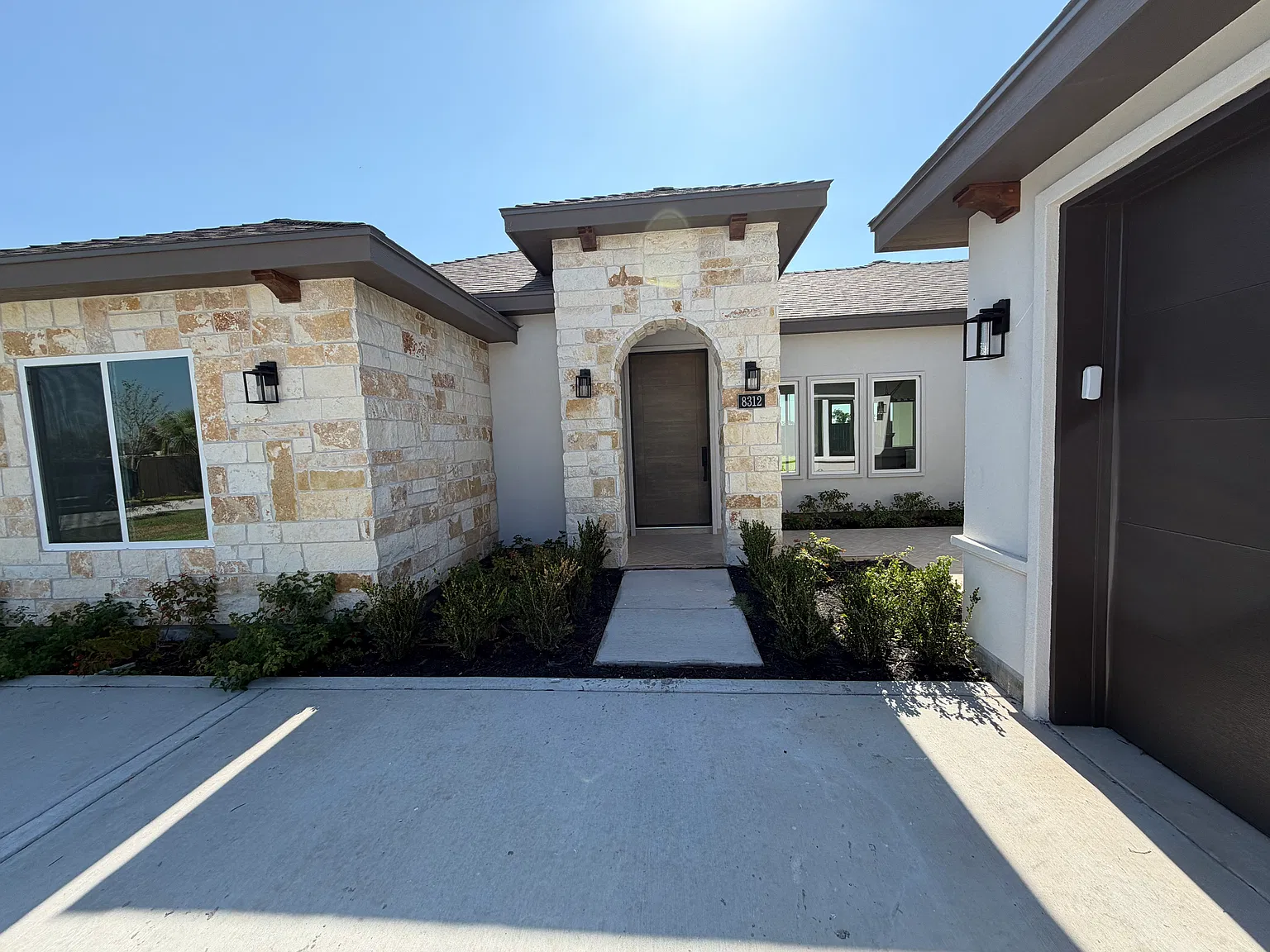 3 bed, 2.5 bath, 2985 sqft, $3,200 — Photo 2