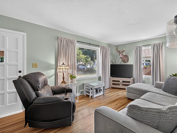 3rd image of 1007 11th Ave NE