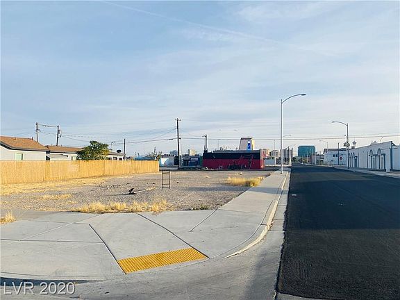 3rd image of 421 W Van Buren Ave