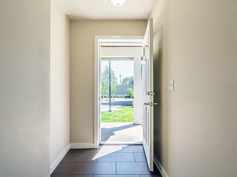 Modern 3 bedroom Townhomes with Garage — Photo 15