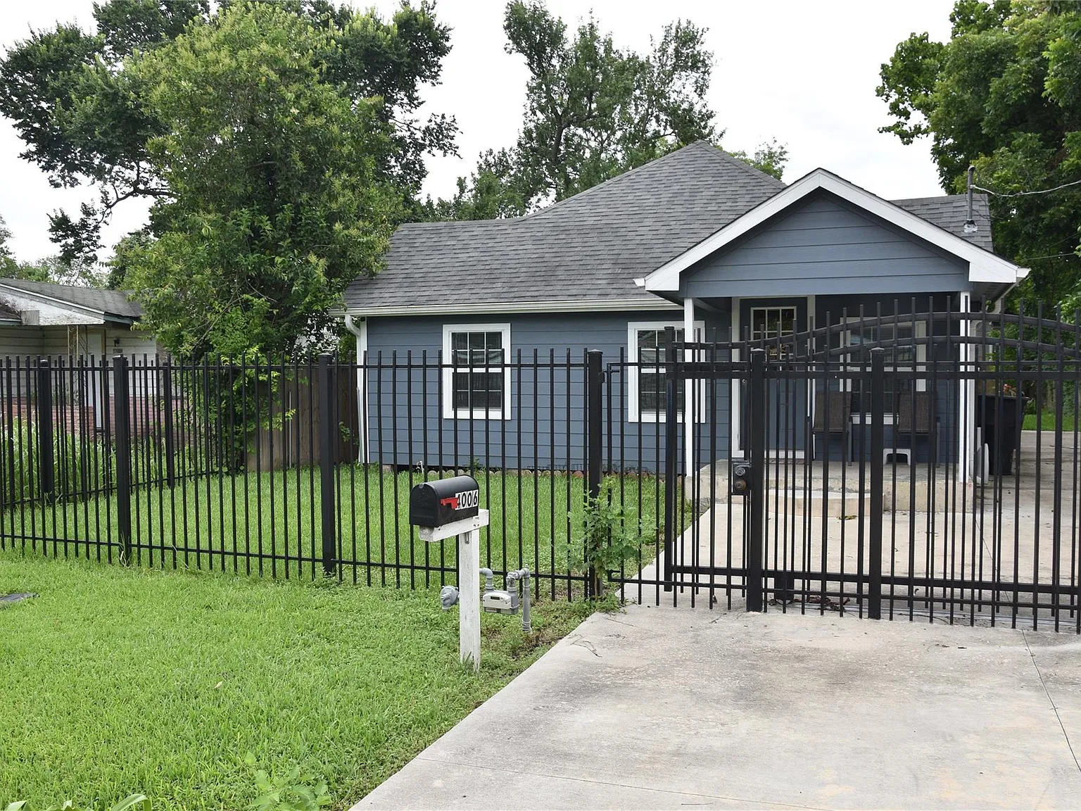 4 bed, 2.0 bath, 1260 sqft, $2,300 — Photo 2