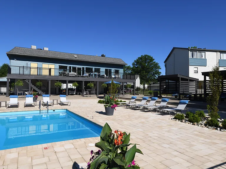 Swimming pool with Sun Deck
