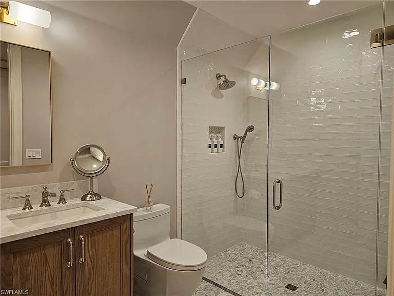 637 Palm Cir W — Photo 32