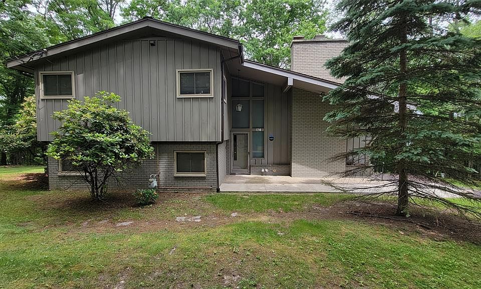 1st image of 40 Oakridge Dr